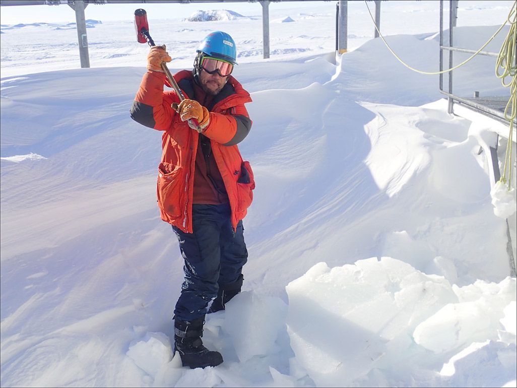 南極昭和基地の屋外で作業をする第59次南極地域観測隊の齋藤勝