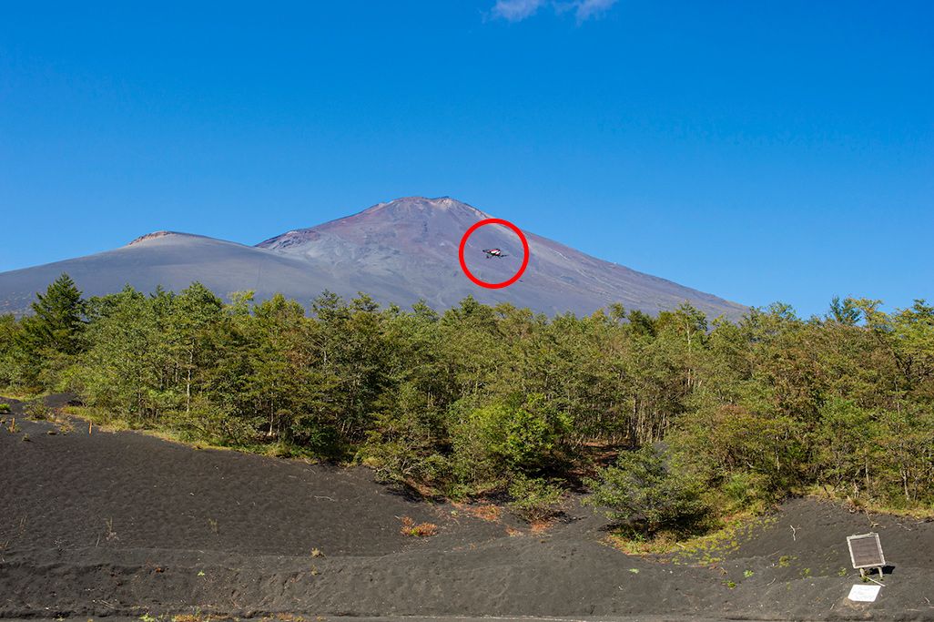 富士山新御殿場口五合目を飛行するドローン