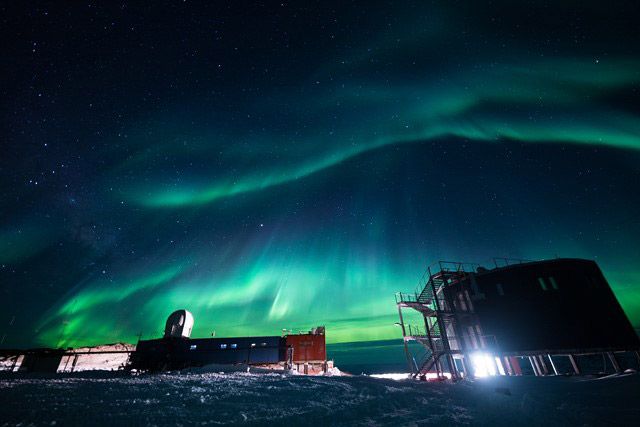 南極の昭和基地周辺で発生したオーロラの様子