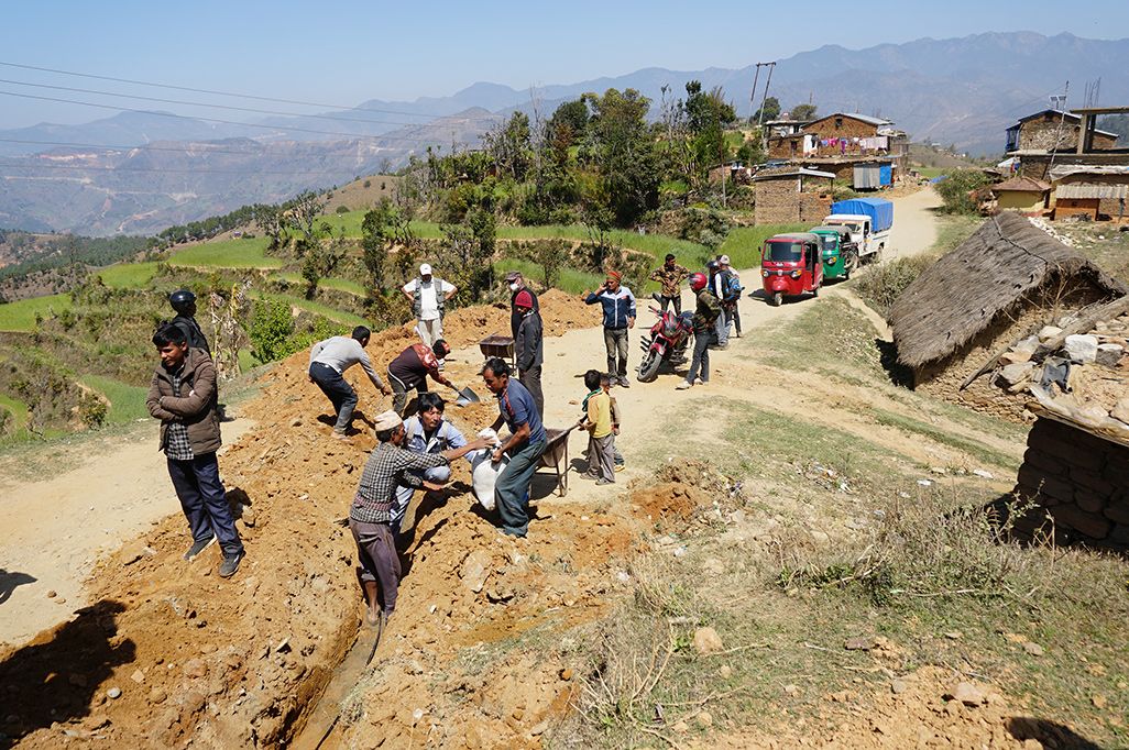 ネパール・ダル地区における光ファイバーケーブルの敷設工事の様子