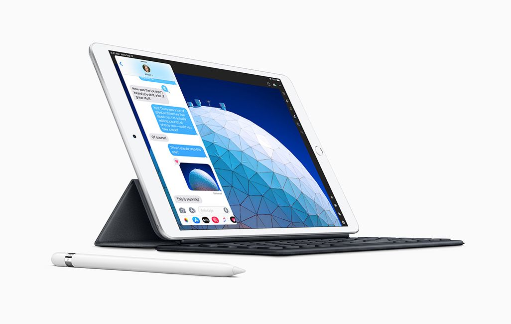 iPad Airに装着されたSmart KeyboardとApple Pencil