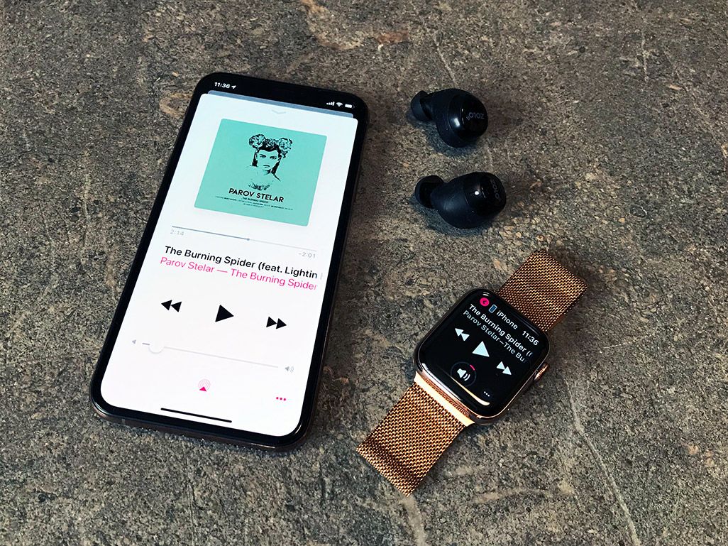 ミュージックアプリで音楽を再生中のiPhoneとApple Watch、Bluetoothイヤホン