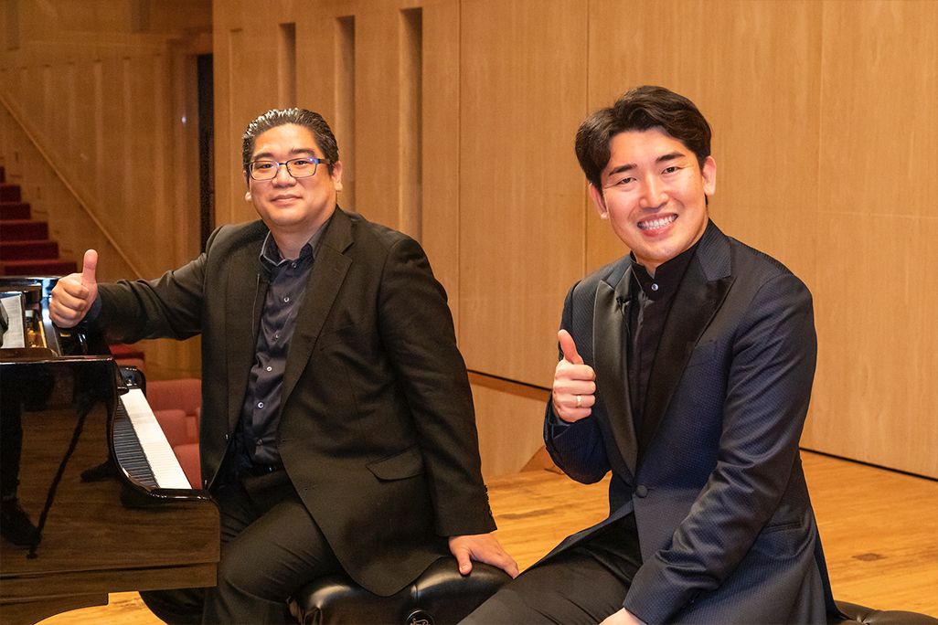 指揮者・原田慶太楼さん（右）とピアニスト鈴木慎崇さん