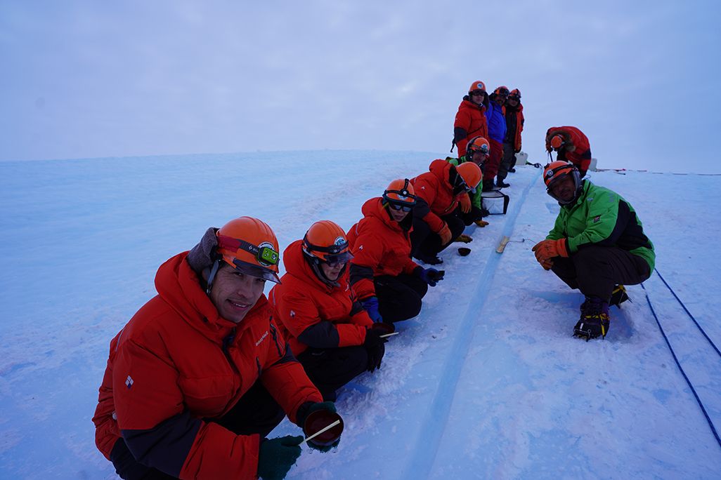 南極で流しそうめんを楽しむ隊員たち