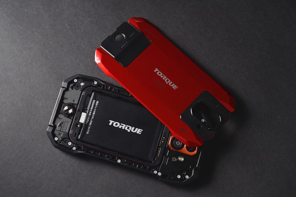 TORQUEシリーズはスマホながらバッテリー交換可能だ