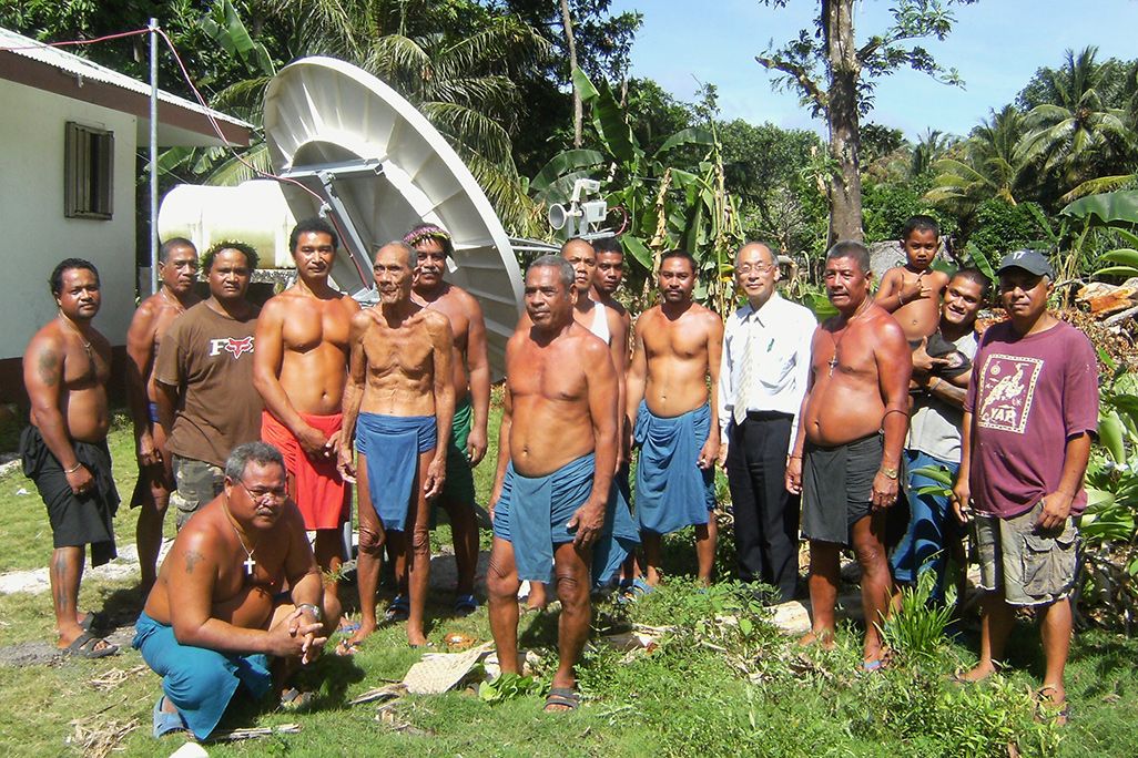 衛星アンテナを使った高速インターネット網を構築したミクロネシア現地の人々と内山洋祐
