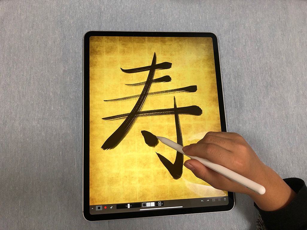 iPad ProでApple Pencilを使って「寿」の文字を書いているところ