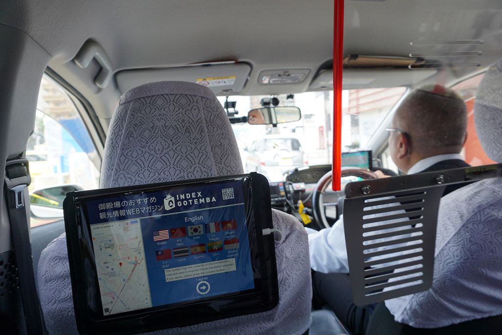翻訳機能付きタブレットを搭載したタクシー