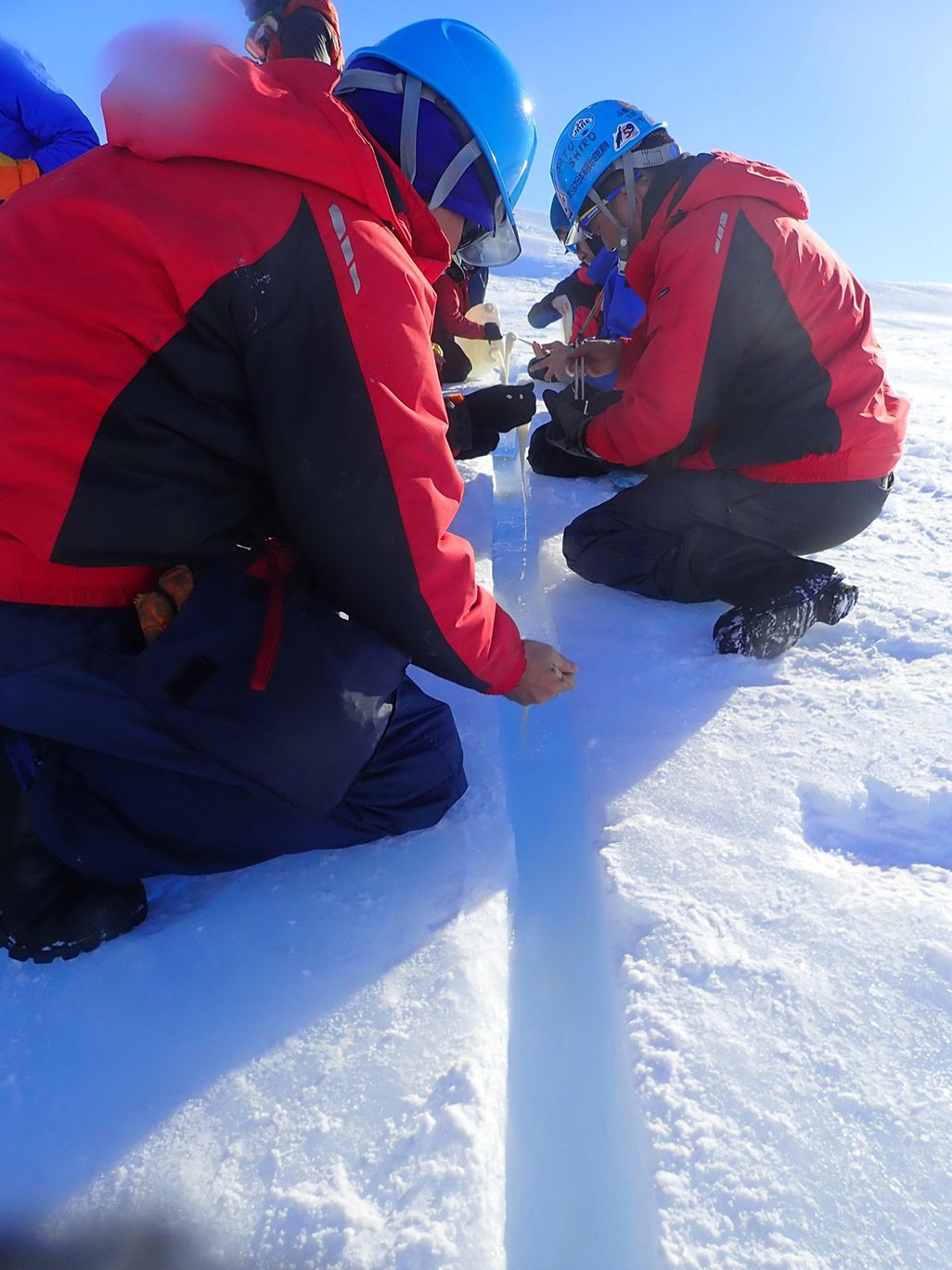 南極昭和基地で流しそうめんを楽しむ隊員たち