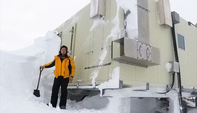 南極で働くKDDI社員、真冬を乗り切るべく『雪かき』する【南極連載2017第3回】