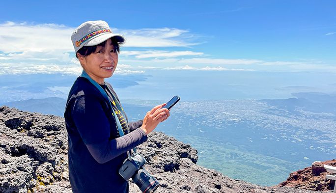 富士山頂に住む写真家・植田めぐみさんに聞いた、山頂から毎日情報を発信する理由