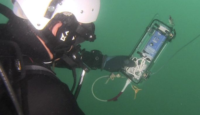 海中のダイバーがLINEを使えた！ 鍵を握るのは『青色LED光通信』