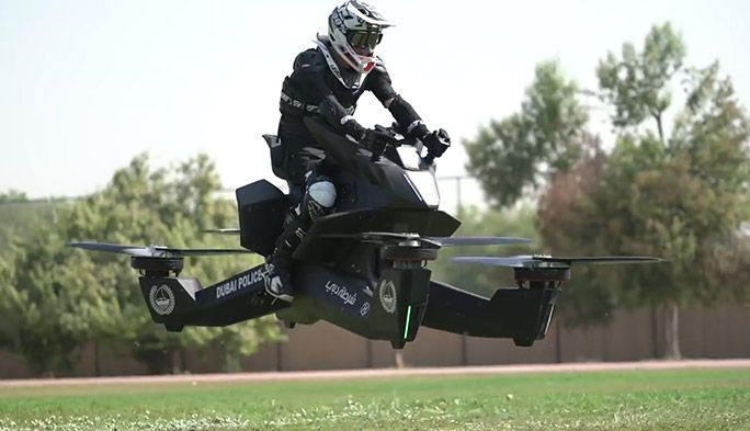 ドバイ警察が“空飛ぶバイク”を導入！ 『Hoverbike』が時速96kmで犯人を追い詰める
