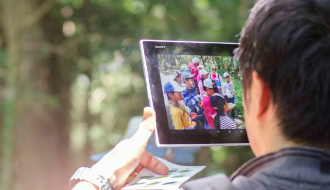 KDDIが『学校の森・子どもサミット』に協賛 タブレットを利用した『自然体験学習』を開催
