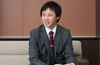 KDDI社員の濱田彬裕