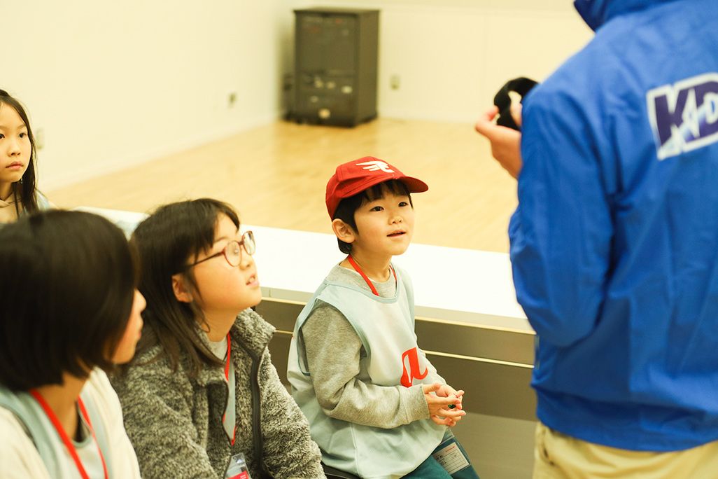 「XR」のレクチャーを受ける子どもたち