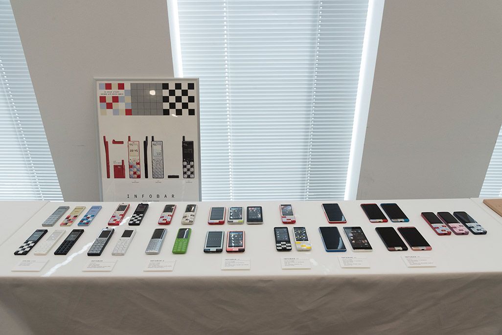歴代INFOBARの展示