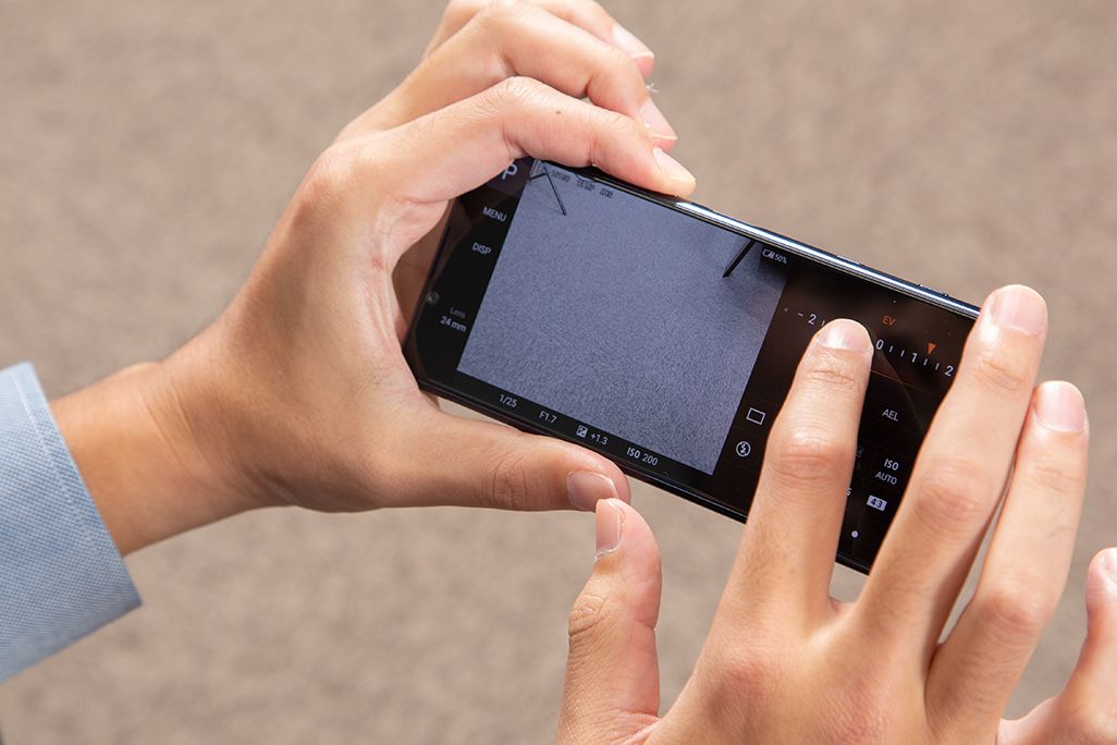Xperia 5 IIを手に持ったKDDI広報部の男性