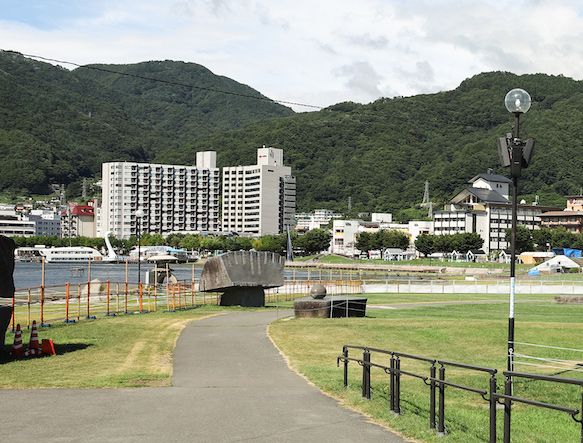 諏訪湖の花火大会会場となる石彫公園、開催前日