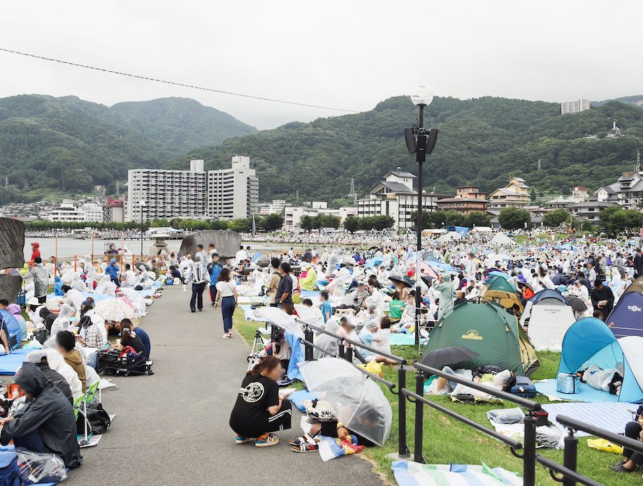 諏訪湖の花火大会会場となる石彫公園、開催当日