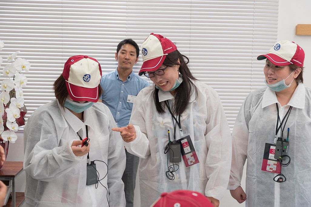 ファンミーティングの展示物に盛り上がる参加者たち