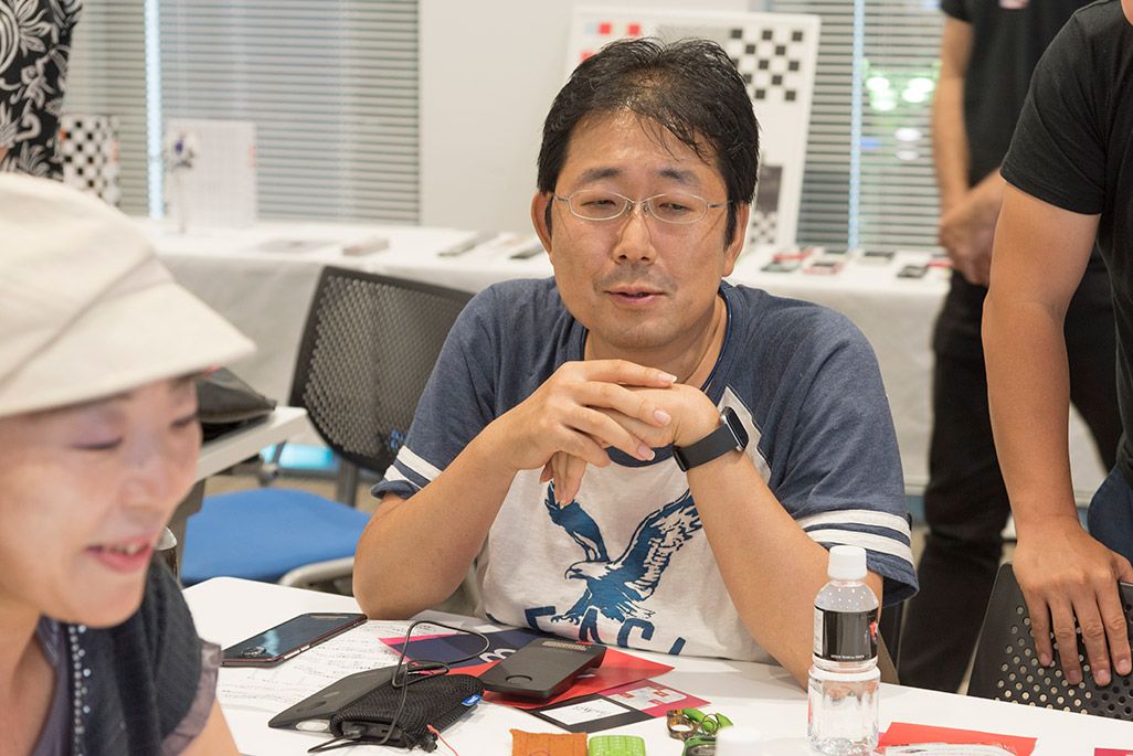 INFOBARファンミーティング新宿で語る参加者