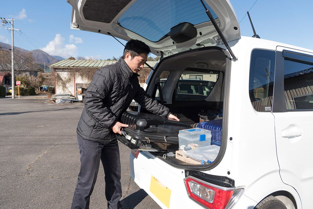 車にキャリーケースを載せる電波サポーター