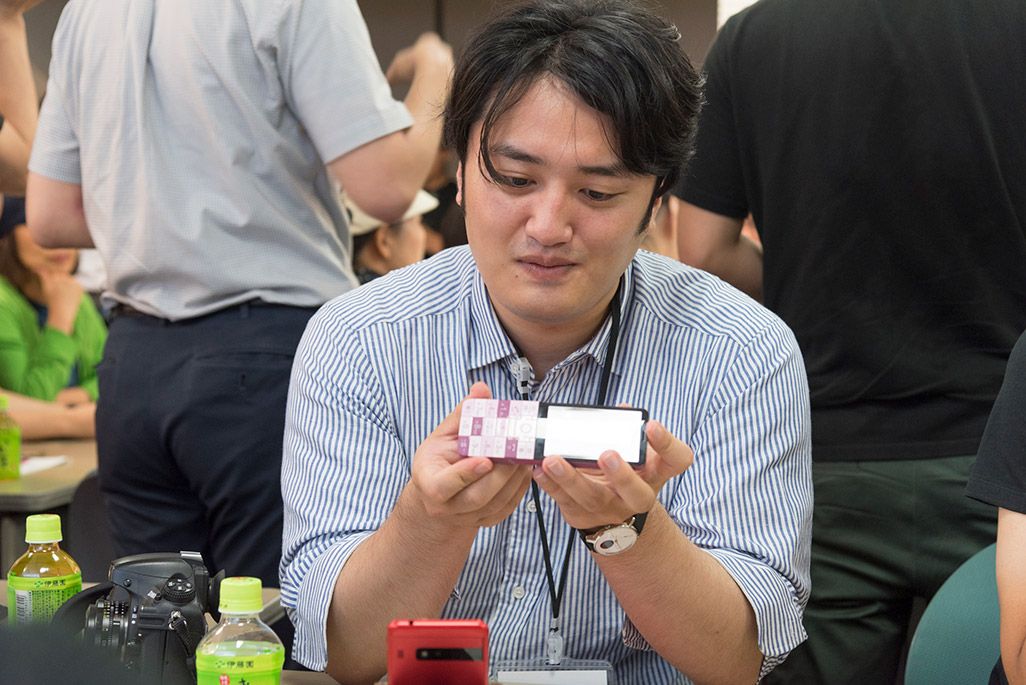 INFOBAR xvに触れる男性