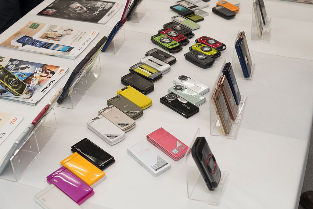 武蔵塗料が担当したauの過去のケータイたち