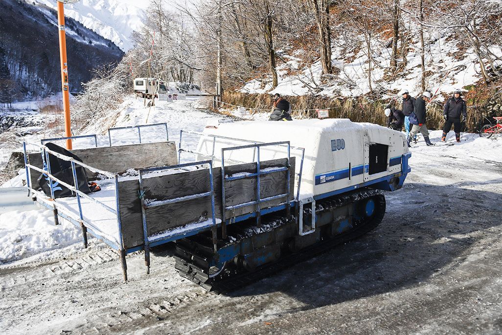 資機材を運搬する「クローラ」