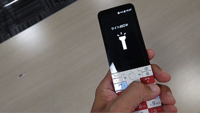 待受画面でキー「3」を長押しするとライトがつく