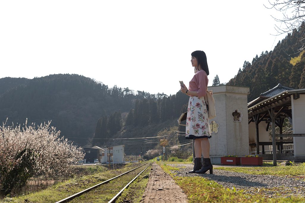 いすみ鉄道「東総元駅」に立つ伊藤桃