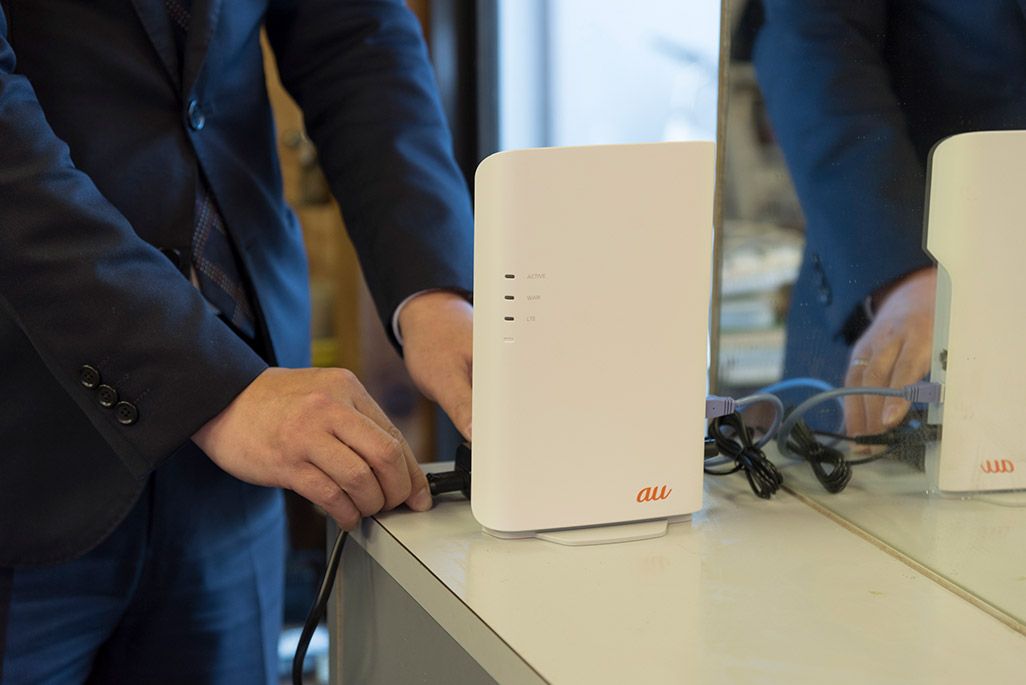 auフェムトセルを設置する電波サポーターの手元