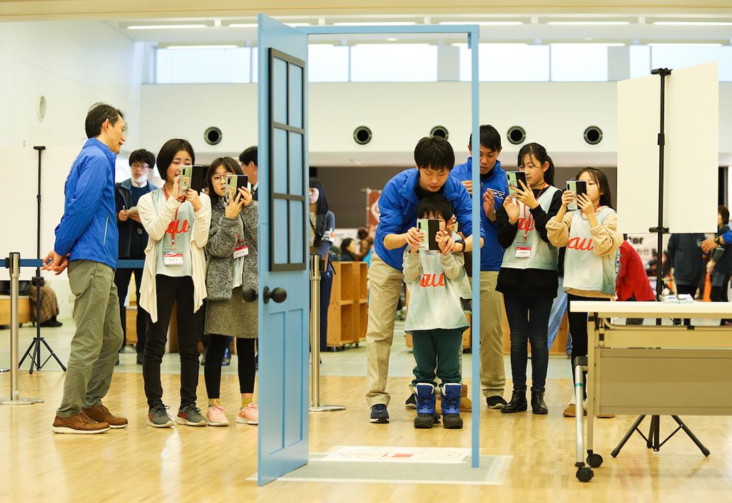「XR Door」を体験する子どもたち