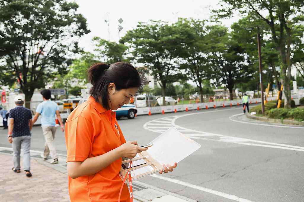 上諏訪駅前に設置した車載型基地局の電波測定を行う杉村