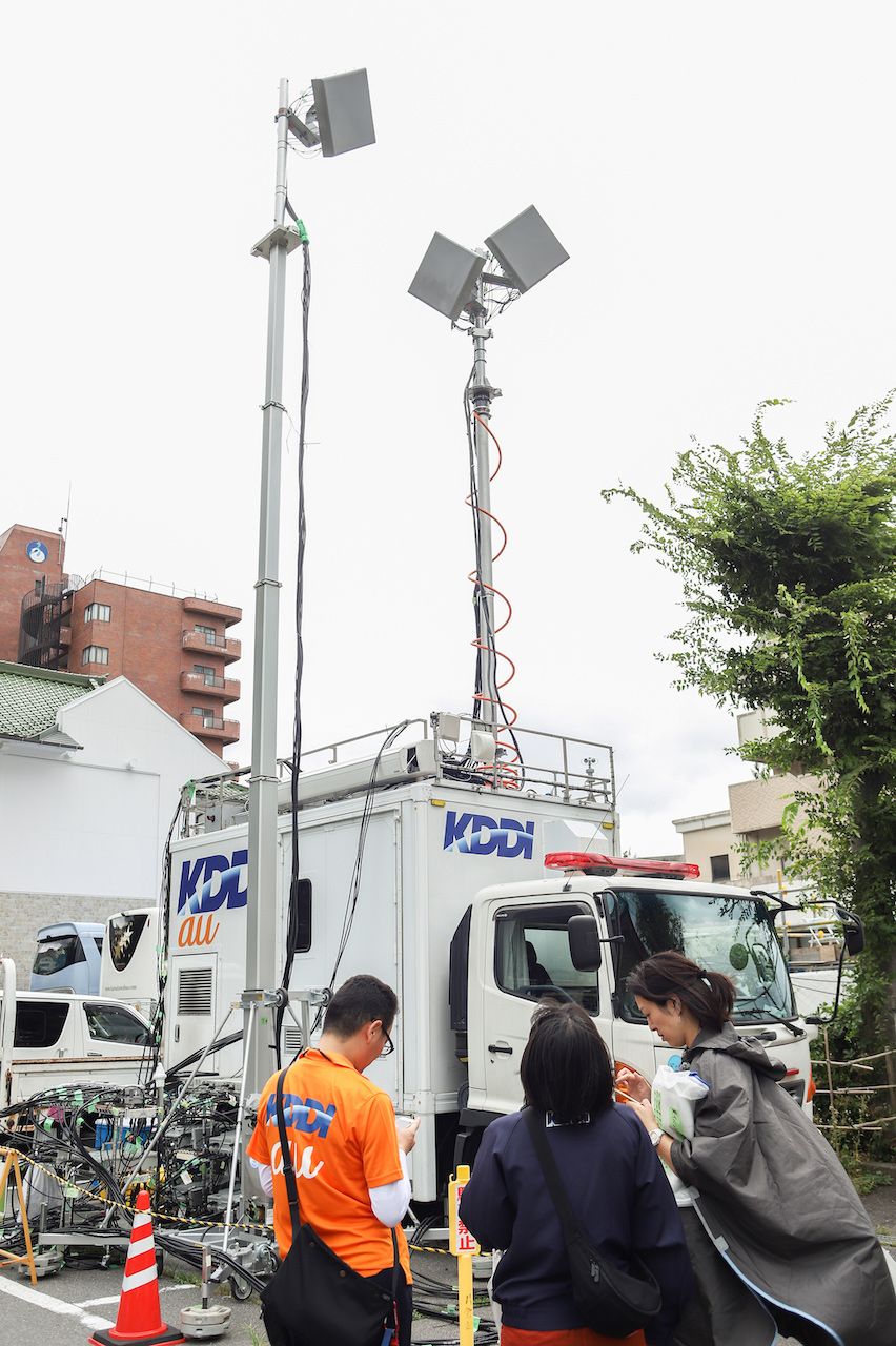 諏訪湖岸のホテル駐車場に設置された車載型基地局