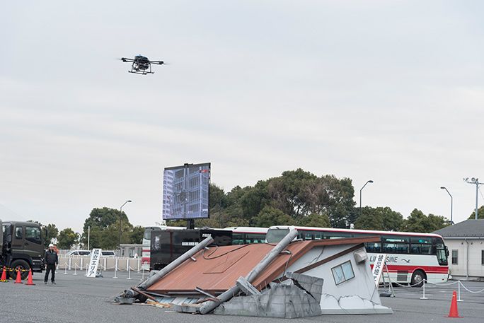 KDDIの災害対策公開訓練にて、飛行する「無人航空機型基地局(ドローン基地局)」