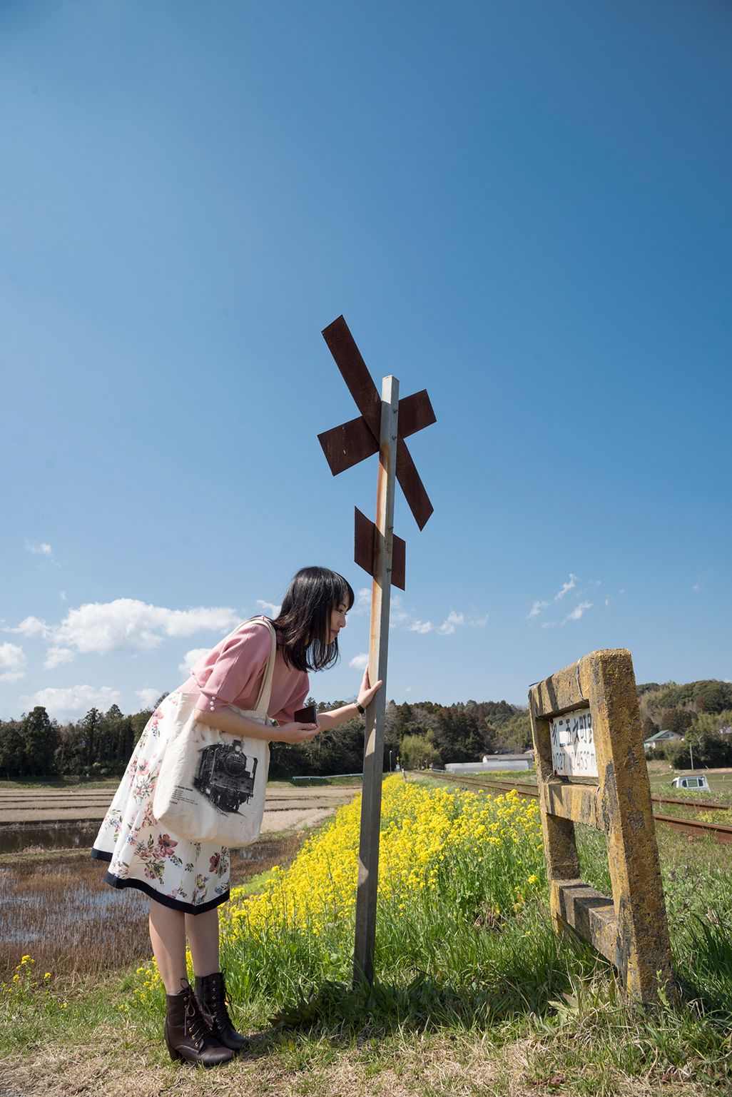 「第二五之町踏切(だいにごのまちふみきり)」。通称「空しか映らない踏切」