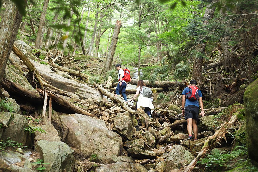 瑞牆山を登山するヤマップ板橋さん、京セラ古野さん、KDDI渡部