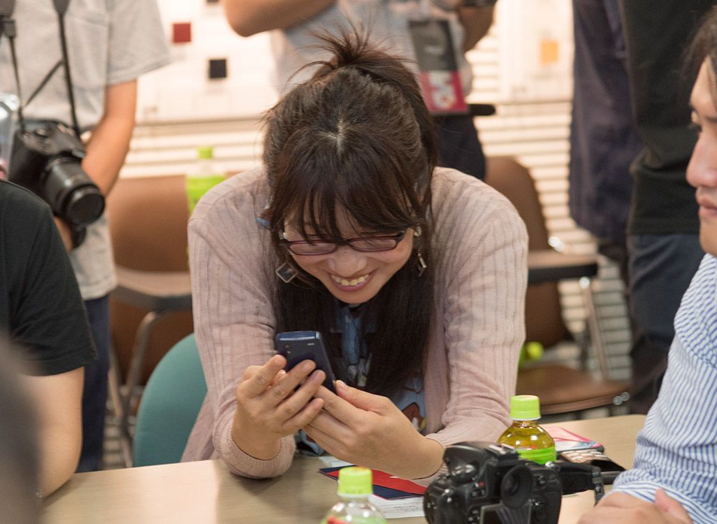 INFOBAR xvに触れる女性