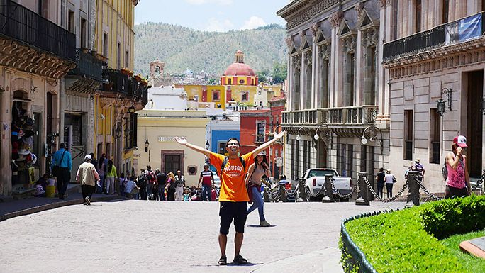 メキシコの街中で楽しさを体で表現する地主