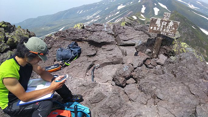 羅臼岳山頂での電波調査風景