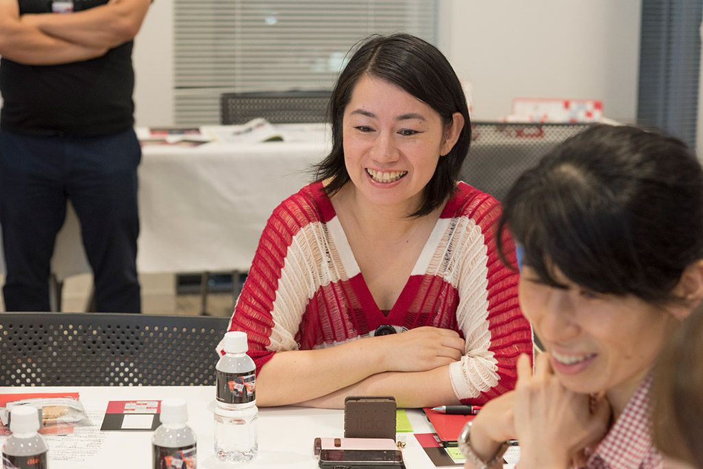 INFOBARファンミーティング新宿で語る女性