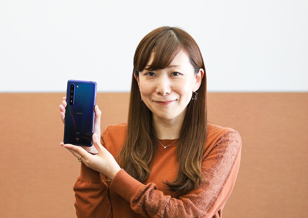 「AQUOS R5G」を手にしたauのプロダクト担当