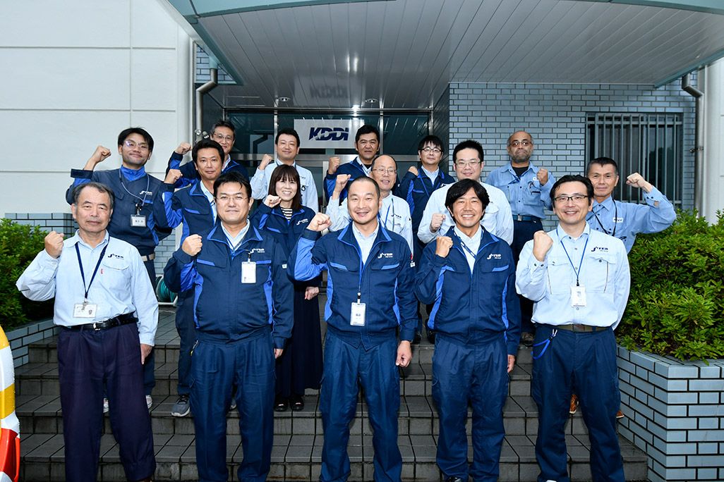 ガッツポーズをする、KDDI 技術統括本部 運用本部 運用管理部 広島テクニカルセンター 志和ネットワークセンターのみなさん
