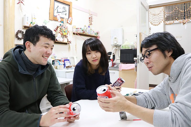 大学生2名に空き缶風車の作り方をレクチャーする地主