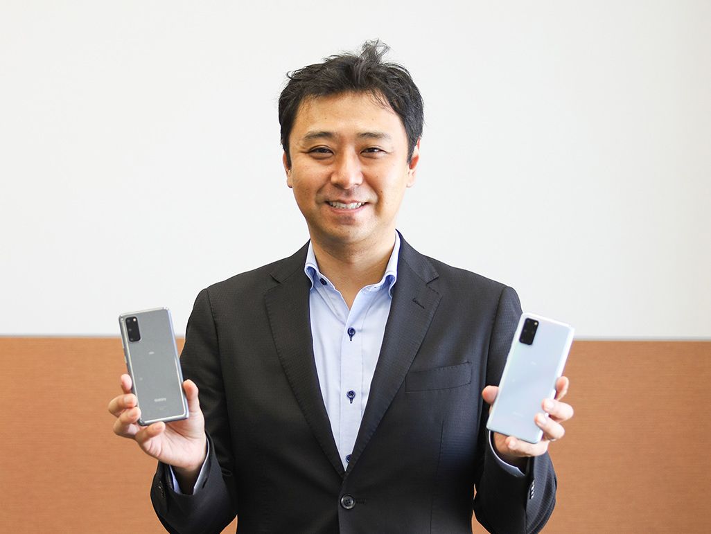 「Galaxy S20 5G」「Galaxy S20+ 5G」を手にしたauのプロダクト担当