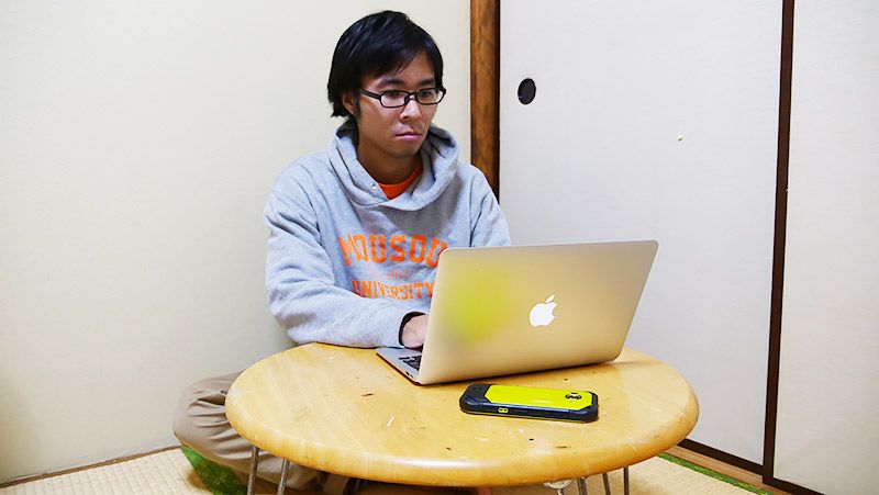 自室でパソコンに向かっている地主恵亮