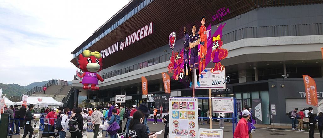 VPS装飾でスタジアムのエントランスに現れた選手とマスコットのAR