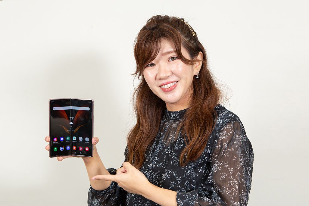 Galaxy Z Fold2 5Gを手に持ったKDDI広報部の女性